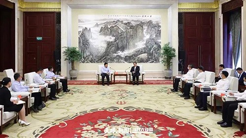 貴州省委書記、省人大常委會(huì)主任徐麟會(huì)見中偉控股集團(tuán)董事長(zhǎng)鄧偉明一行