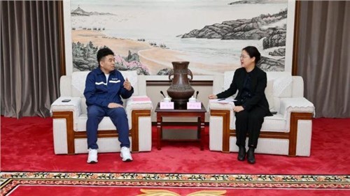欽州市市委書記鐘暢姿會見中偉股份董事長、總裁鄧偉明一行