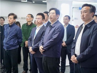 湖南省政協(xié)黨組成員、秘書長鄧群策帶隊考察調(diào)研中偉寧鄉(xiāng)產(chǎn)業(yè)基地